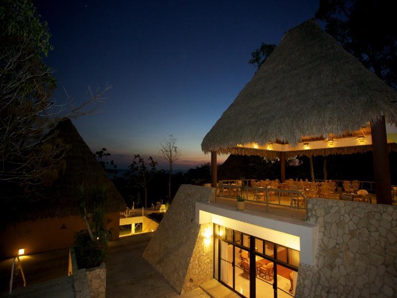 Camino Real Tikal‎ El Remate